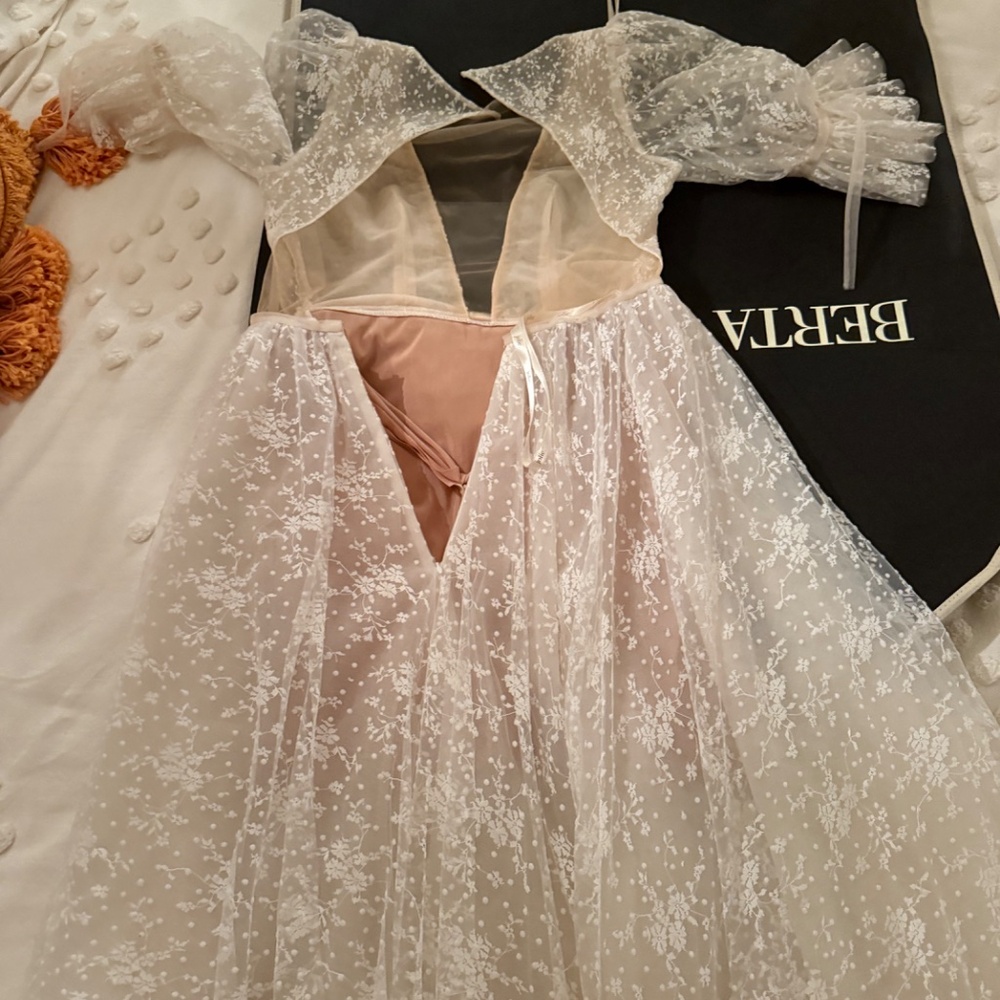 NEVER BEEN WORN BERTA LA WEDDING DRESS - Picture 3 of 9